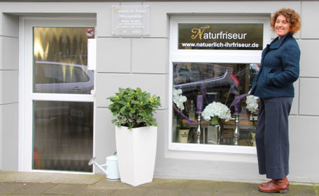 Iris Deselaers-Kus vor ihrem Atelier in Wuppertal